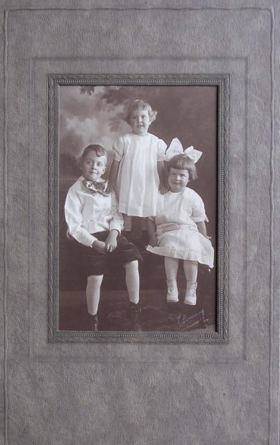 Stuart, Margurite and Constance Steelman